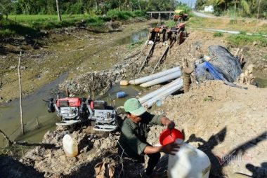 Hạn nứt đất, nước mặn như muối, khắp miền Tây 'ngồi trên đống lửa'