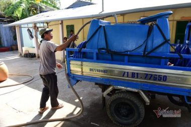 Nhịn ăn dành tiền mua nước ngọt trong cơn hạn mặn ở miền Tây