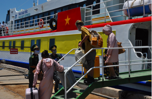 Khử trùng tàu Phú Quý Express do chở 3 khách du lịch - ảnh 3