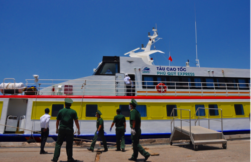 Khử trùng tàu Phú Quý Express do chở 3 khách du lịch - ảnh 1