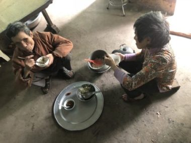 Xót thương người đàn ông mù lần mò nuôi em gái tâm thần trong đói nghèo - 5