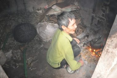 Xót thương người đàn ông mù lần mò nuôi em gái tâm thần trong đói nghèo - 4