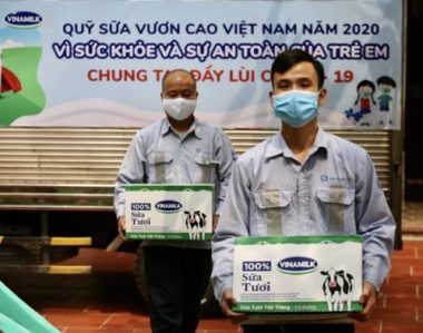 Vinamilk tặng trẻ em khó khăn 1,7 triệu ly sữa trong dịch Covid-19