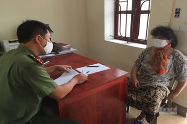 Vờ phát khẩu trang chống dịch để truyền bá Pháp luân công