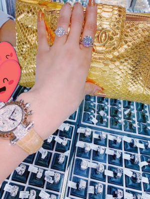 "Hoa hậu ăn chơi nhất Sài thành" đeo nhẫn kim cương 7 tỷ sống ra sao sau ly hôn chồng Việt kiều - Ảnh 3. "Hoa hậu ăn chơi nhất Sài thành" đeo nhẫn kim cương 7 tỷ sống ra sao sau ly hôn chồng Việt kiều - Ảnh 3.