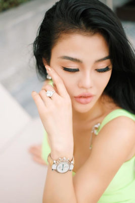 "Hoa hậu ăn chơi nhất Sài thành" đeo nhẫn kim cương 7 tỷ sống ra sao sau ly hôn chồng Việt kiều - Ảnh 2. "Hoa hậu ăn chơi nhất Sài thành" đeo nhẫn kim cương 7 tỷ sống ra sao sau ly hôn chồng Việt kiều - Ảnh 2.