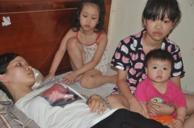 Xót xa cảnh người đàn ông ở bên cửa tử kẽo kẹt quay nước mía chăm vợ - 4