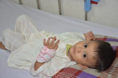 Nhói lòng ánh mắt khao khát sống của cậu bé 3 tuổi bị dày vò trong bệnh tật - 5