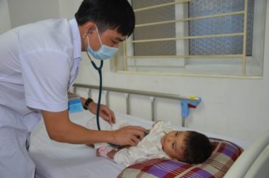 Nhói lòng ánh mắt khao khát sống của cậu bé 3 tuổi bị dày vò trong bệnh tật - 4