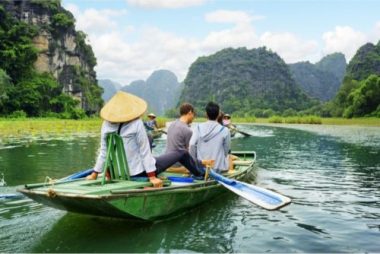 Dồn dập giảm giá, 'bữa tiệc' tour rẻ gọi khách du lịch lên đường