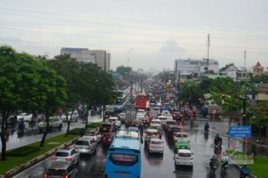 Mưa trắng trời kèm sấm chớp, đường Sài Gòn rối loạn ngày đầu tuần