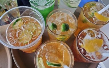 Vỉa hè trà chanh lên giá 15 ngàn, quán cafe thu 100 ngàn/cốc sữa chua