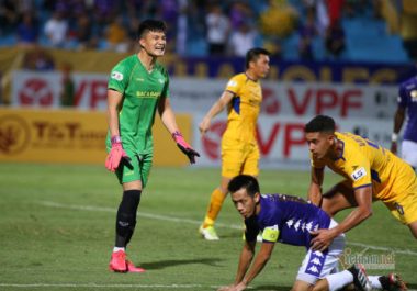 SLNA đấu TPHCM: Công Phượng đụng thủ môn hay nhất V-League