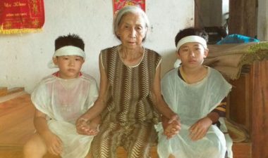 Thương cảnh cụ bà 88 tuổi vẫn gồng mình chăm con tâm thần và 2 cháu nhỏ - 1