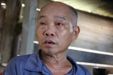 Thương bé trai ra đời từ người mẹ điên khóc ngằn ngặt thèm những giọt sữa - 4