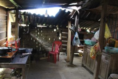 Thương bé trai ra đời từ người mẹ điên khóc ngằn ngặt thèm những giọt sữa - 6