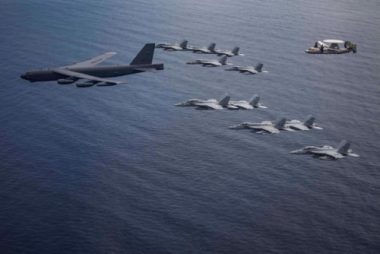 B-52H bay thẳng từ Mỹ tới Biển Đông tập trận ngay với tàu sân bay - Ảnh 1.