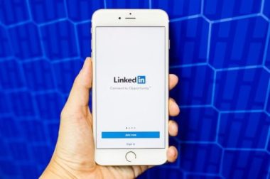 Bị phát hiện đọc dữ liệu, các ứng dụng TikTok, LinkedIn... giải thích thế nào?