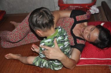 Xót xa cảnh người mẹ ung thư ôm con về nhà bố mẹ đẻ đúng ngày 29 Tết - 4