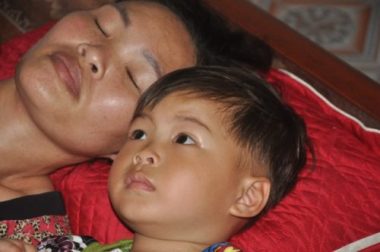Xót xa cảnh người mẹ ung thư ôm con về nhà bố mẹ đẻ đúng ngày 29 Tết - 3