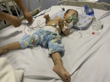 Quặn lòng cảnh bé hơn 1 tuổi co giật từng cơn trong đau đớn - 3