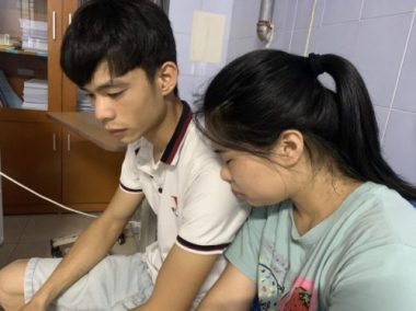 Quặn lòng cảnh bé hơn 1 tuổi co giật từng cơn trong đau đớn - 4