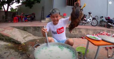 Con trai bà Tân Vlog “nấu cháo gà nguyên lông”: Sẽ bị xử lý nghiêm? - Ảnh 1.