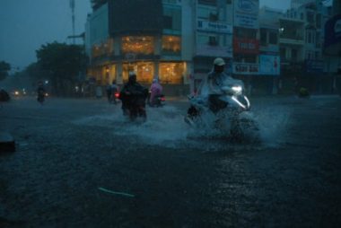 Miền Trung mưa lớn kèm sấm chớp, đường Đà Nẵng ngập, Huế đã có thiệt hại - Ảnh 2.