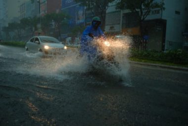 Miền Trung mưa lớn kèm sấm chớp, đường Đà Nẵng ngập, Huế đã có thiệt hại - Ảnh 1.