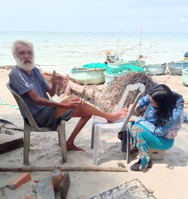 “Ông Tây cô đơn” được cưu mang trong vòng tay ngư dân nghèo Mũi Né - Ảnh 4.