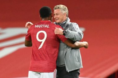 MU 'săn' 3 điểm: Bay cao lên, Martial!