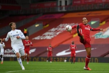 Liverpool thắng kịch tính, Van Dijk bị chỉ trích vì 'quá ngạo mạn'