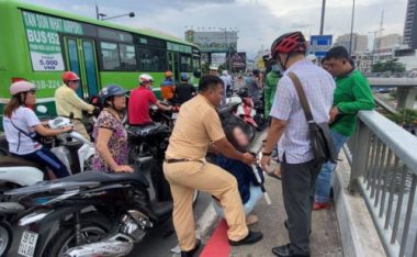 Cảnh sát giao thông ngăn chặn kịp thời người vợ lao xuống kênh theo chồng - Ảnh 3.