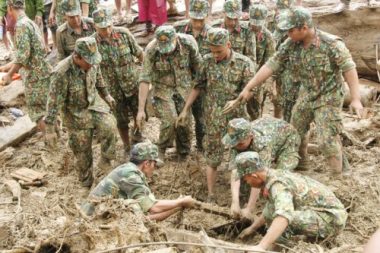 Thiếu tướng Nguyễn Đình Tiến: Dốc toàn lực tìm nạn nhân bị vùi lấp - Ảnh 16.