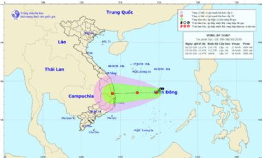 Áp thấp trên biển Đông có khả năng mạnh thêm, hồ Hòa Bình lại mở cửa xả đáy lúc nửa đêm - Ảnh 1.