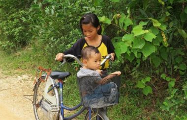 Nhói lòng cảnh cô bé 13 tuổi không cha thay mẹ chăm em - 9