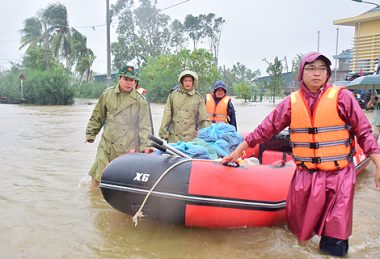 17 người chết, miền Trung vẫn chìm trong mưa lũ