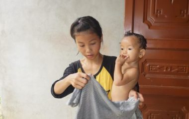 Nhói lòng cảnh cô bé 13 tuổi không cha thay mẹ chăm em - 6