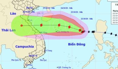 Sáng nay bão số 8 cách Hoàng Sa 220 km, tiếp tục mạnh lên - Ảnh 2.