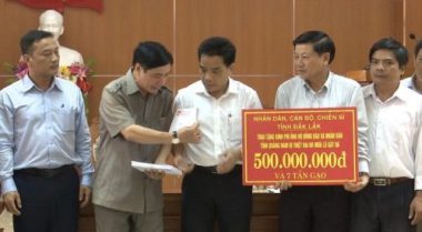 Bí thư Tỉnh ủy Đắk Lắk dẫn đầu đoàn công tác cứu trợ người dân miền Trung - Ảnh 3.