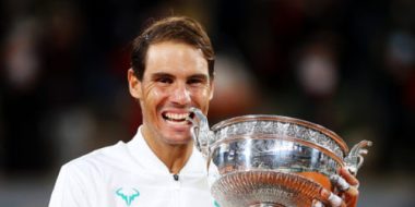 Federer phản ứng cực chất khi Nadal sánh ngang kỷ lục Grand Slam