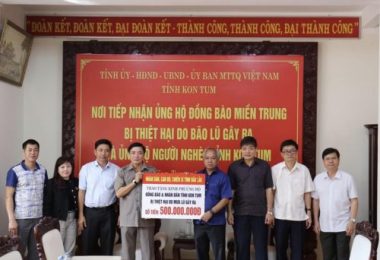 Bí thư Tỉnh ủy Đắk Lắk dẫn đầu đoàn công tác cứu trợ người dân miền Trung - Ảnh 1.