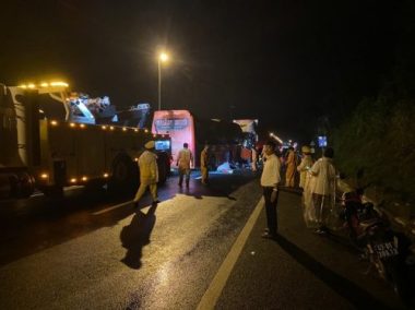 Vụ ô tô đối đầu xe container: 14 người trong gia đình gặp nạn khi đi ăn cưới