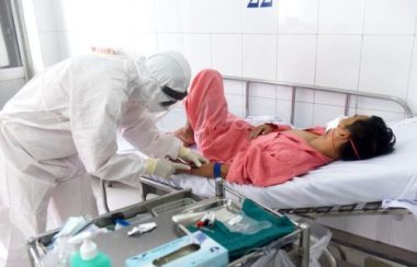 y bác sĩ chăm sóc cho bệnh nhân dương tính trong phòng cách ly của bệnh viện chợ rẫy y bác sĩ chăm sóc cho bệnh nhân dương tính trong phòng cách ly của bệnh viện chợ rẫy