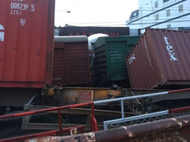 Chắn chưa đóng, tàu lửa tông đứt xe container tại Bình Dương - Ảnh 2.