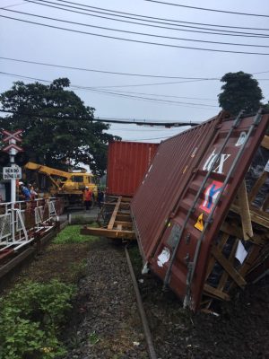 Chắn chưa đóng, tàu lửa tông đứt xe container tại Bình Dương - Ảnh 3.