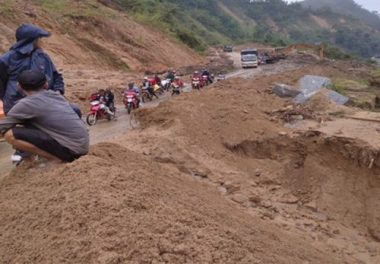 Quảng Ngãi: Mưa bão số 10 gây thêm hàng loạt điểm sạt núi - Ảnh 1. Quảng Ngãi: Mưa bão số 10 gây thêm hàng loạt điểm sạt núi - Ảnh 1.