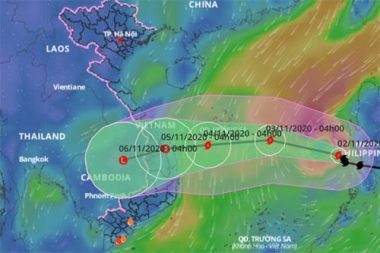 Bão số 10 liên tục đổi hướng và tăng giảm cấp
