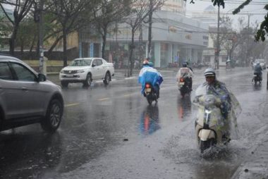 Hướng đi mới nhất của bão số 12: Tạm dừng khai thác 5 sân bay