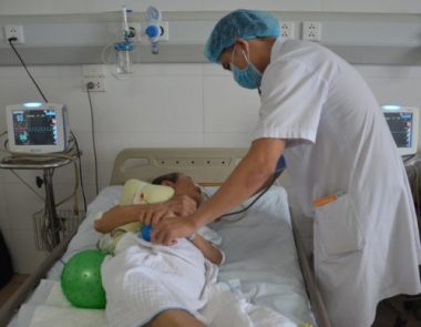Hoàn cảnh vô cùng éo le của người phụ nữ nghèo nguy kịch trên giường bệnh - 1